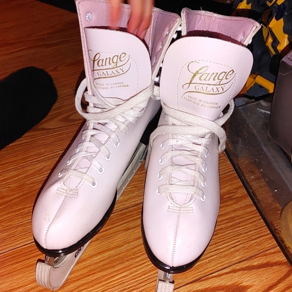 Figure skates sharp and ready to go